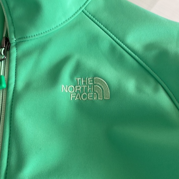 Bright green north face such a great color perfect condition - Picture 2 of 5